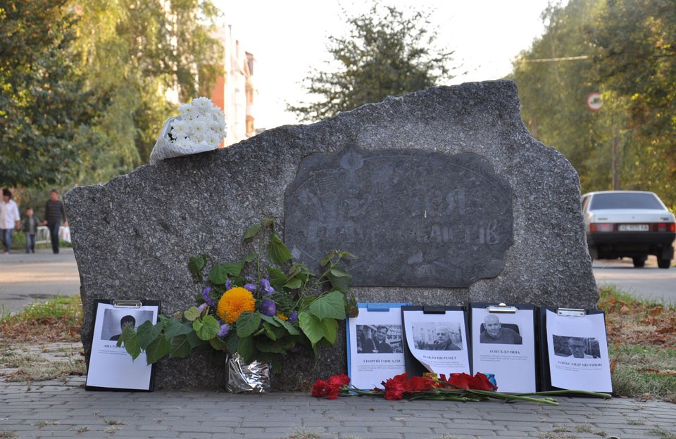 Квіти біля меморіалу на Алеї Журналістів 