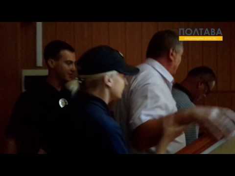 Как Струков вышел из кабинета и пытается напасть на журналиста с камерой