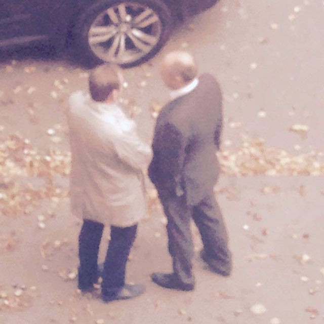 Сергій Соловей та Олександр Мамай біля будівлі редакції «Зорі Полтавщини»