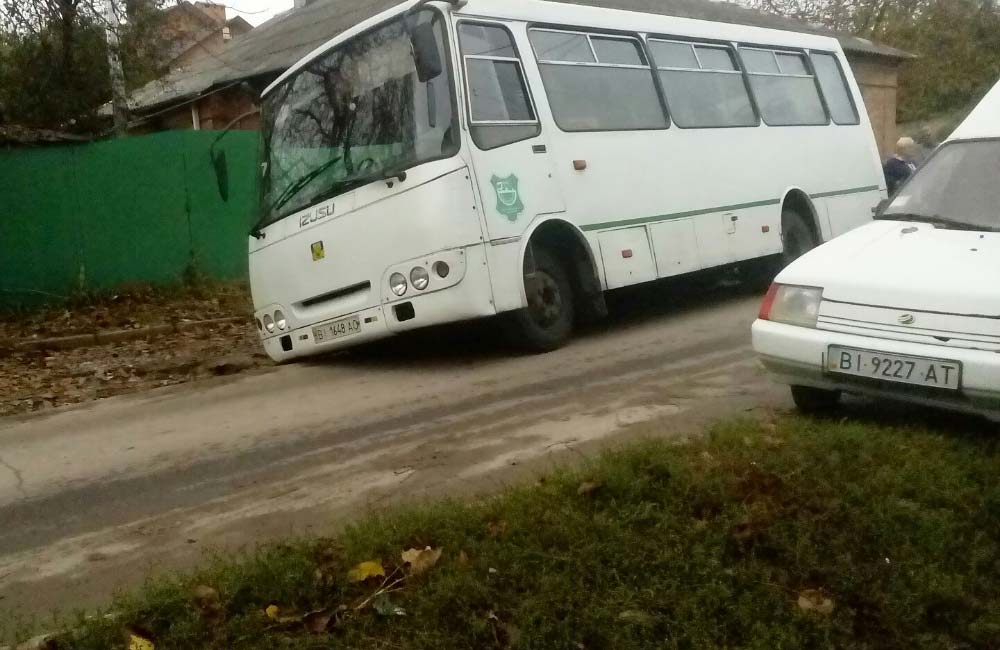 Автобус (маршрут №23/24 вул. П.Мстислава — Обласна дослідна станція) в канаві на вул. Шведській