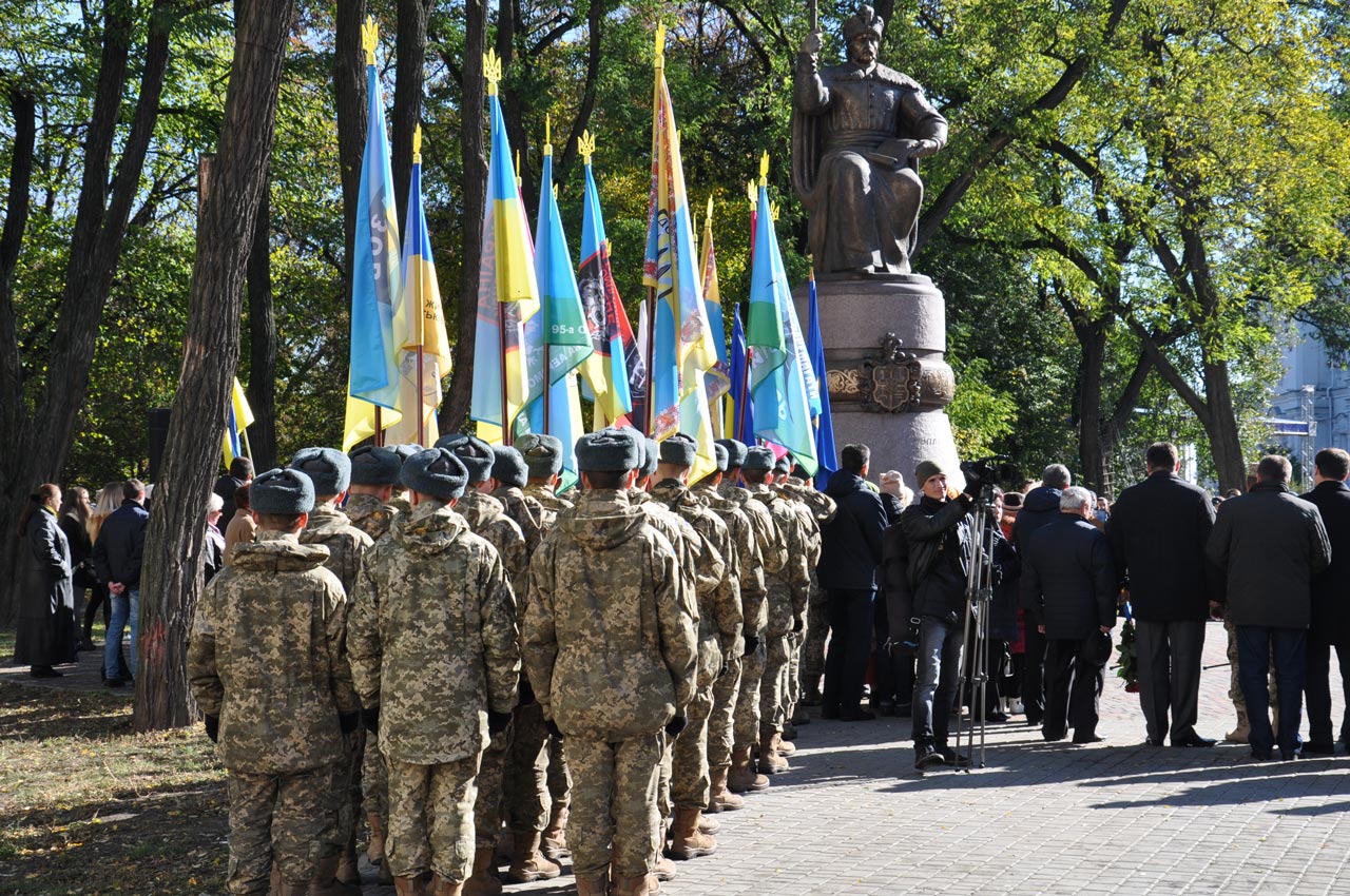 Військові вишикувалися біля пам'ятника Івану Мазепі. Розпочалося урочисте привітання воїнів. 