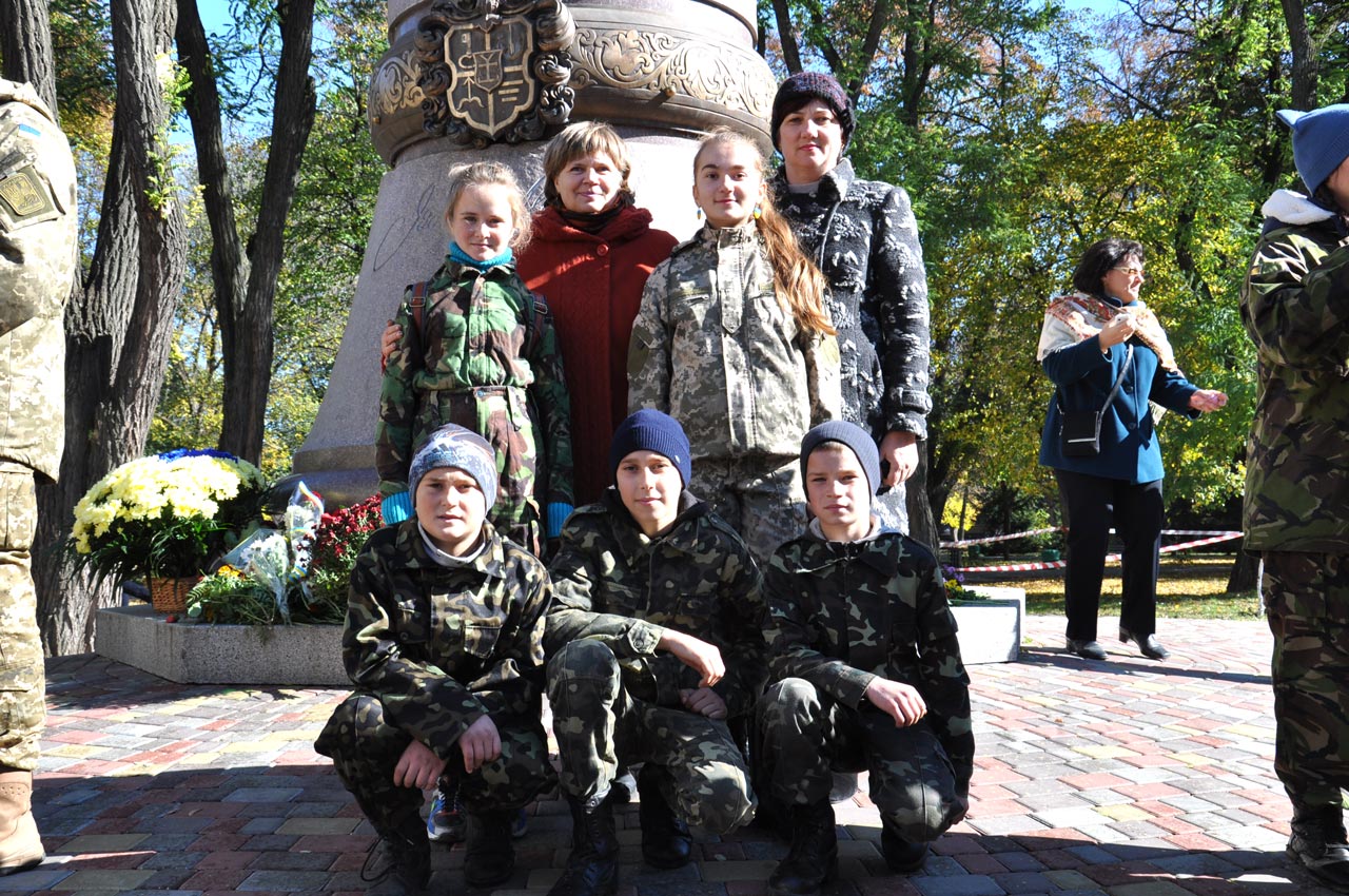 Діти у військовій формі зі Скороходово (Артемівки) Чутівського району.