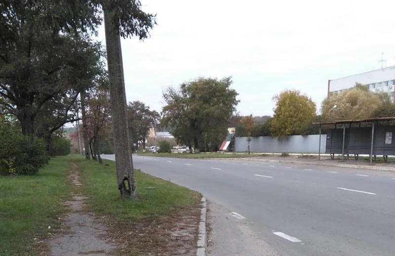 Аварійна електроопора біля зупинки «Митниця» на вулиці Половка