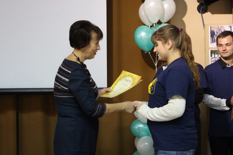 Заступник міського голвои Світлана Тарашевська нагороджує досвідчених волонтерів