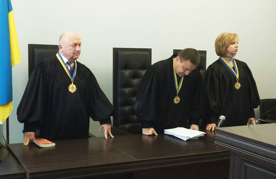 В центрі — головуючий суддя Володимир Костенко, у якого прокурор попросив відвід