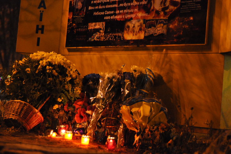 Біля стели Героям Майдану поклали квіти і лампадки. 