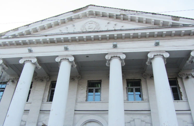 Фасад пам’ятки архітектури — будинку Полтавської міської школи мистецтв