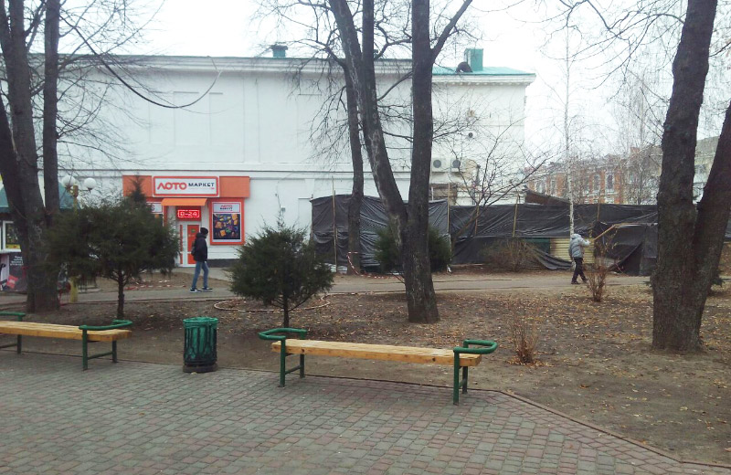 Територія біля кінотеатру ім. Котляревського, на якій можуть встановити додатковий лоток