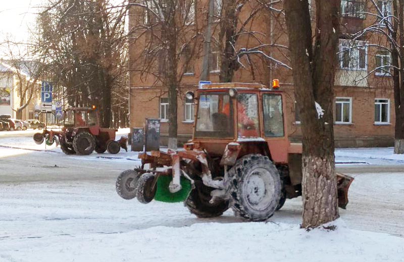 Снігоприбиральна техніка на вулиці Лідова