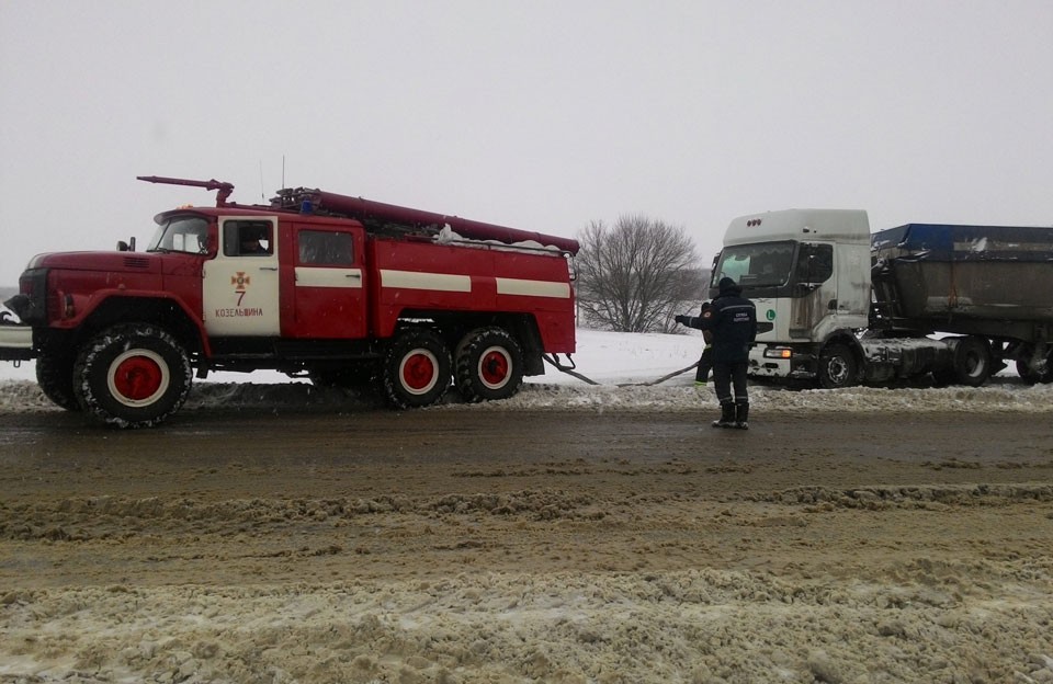Полтавські рятувальники витягують з заметів вантажівку