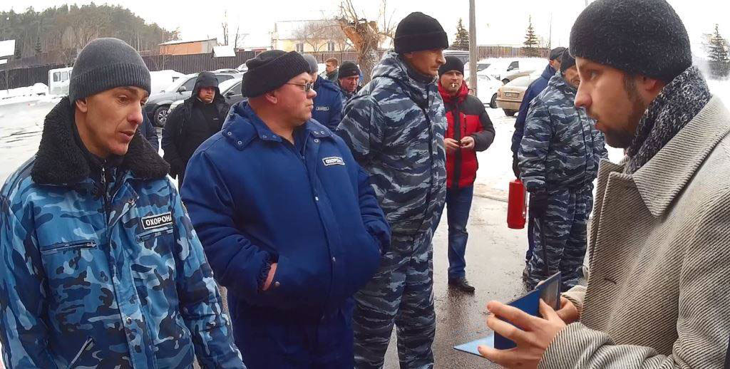 Юліан Матвійчук спілкується з охоронцями  СПА-комплексу «Верхоли»