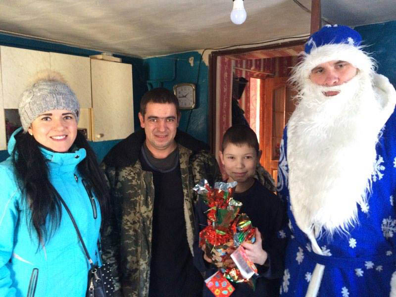 Аліна Мірошніченко під час відвідин однієї з родин