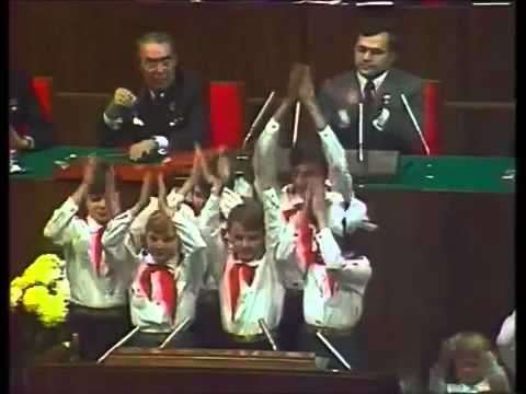 Советская пропаганда. Пионеры приветствуют Брежнева