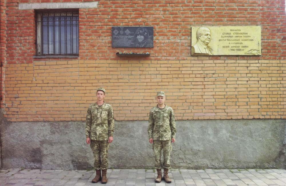 Почесна варта до Дня Незалежності біля меморіальних дошок на стіні гімназії №17