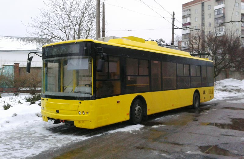 Новий тролейбус на території депо