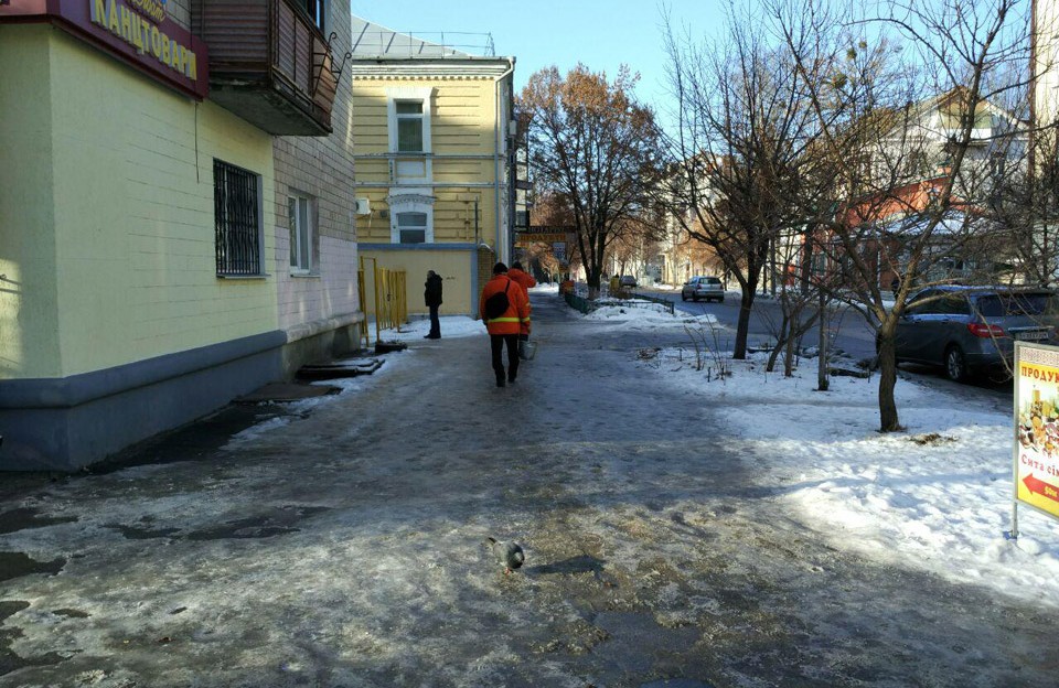 Комунальники посипають піском тротуар на вулиці Пушкіна
