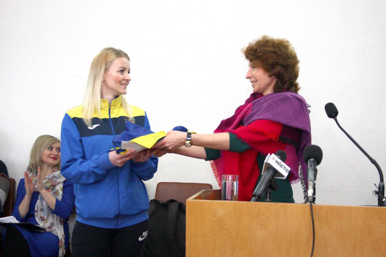 Галина Бойко передає естафету від Паралімпійської збірної спортсменам-дефлімпійцям