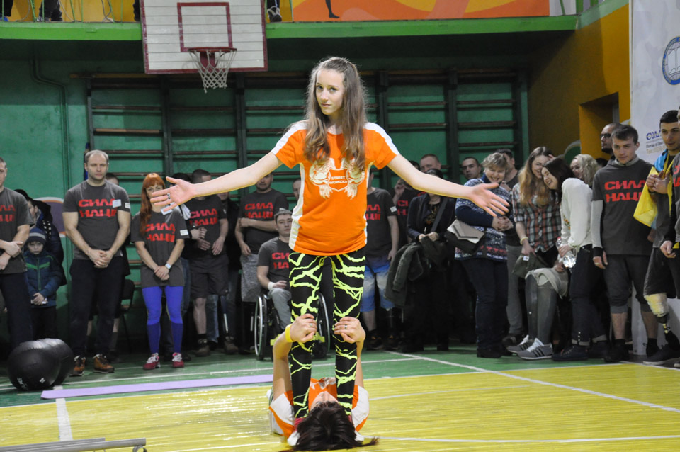 У перерві між виступами свою вправність демонструють дівчатка-гімнастки з Решетилівського району.
