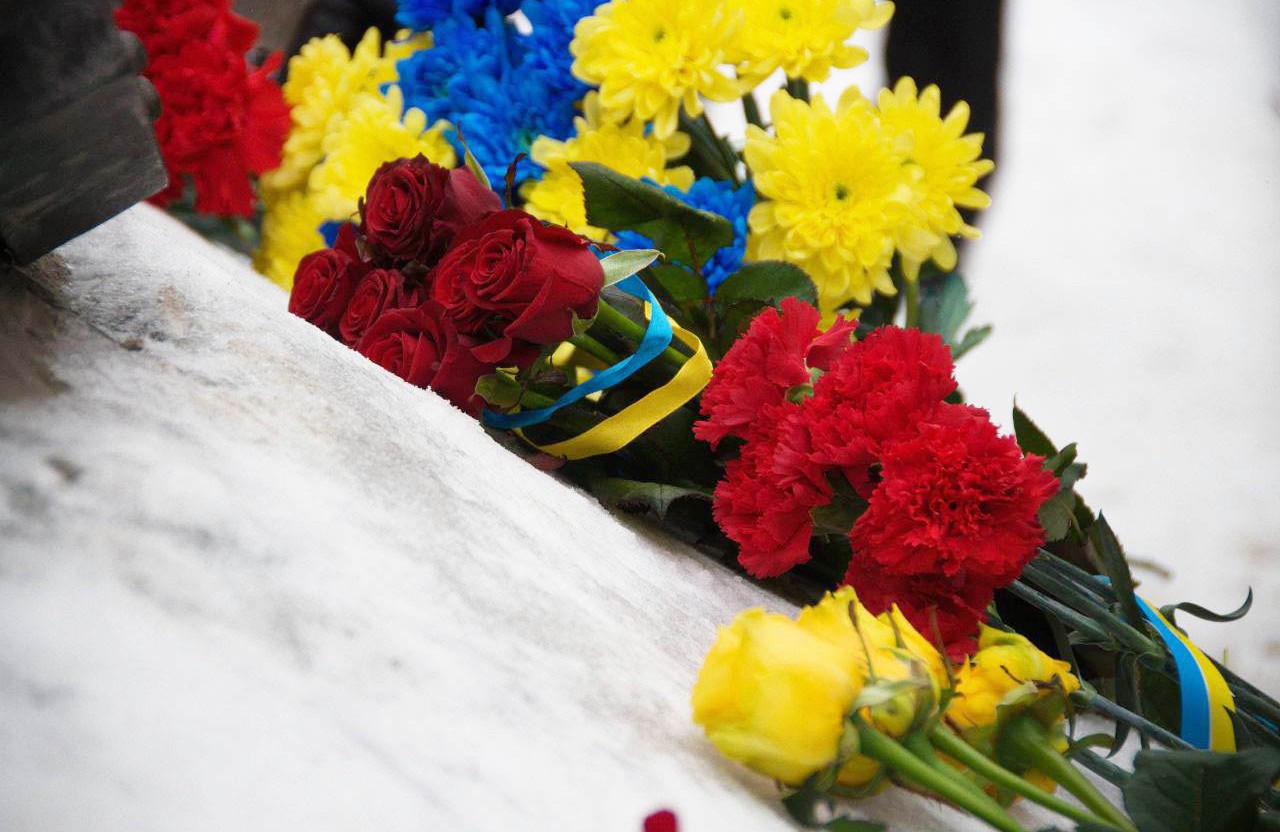 Квіти до Народного меморіалу Героям Небесної Сотні