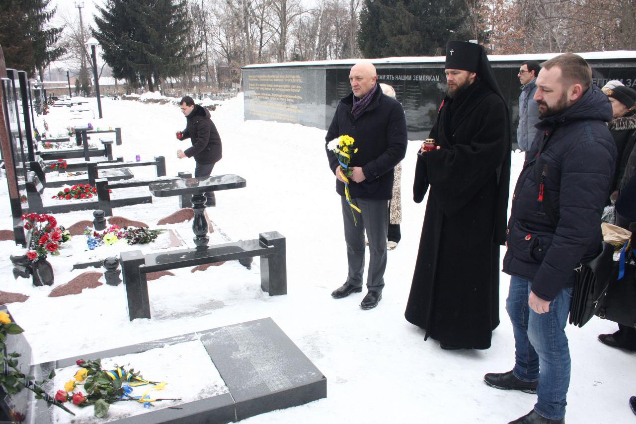 Квіти покладали на кожну могилу разом із родичами загиблих бійців АТО.