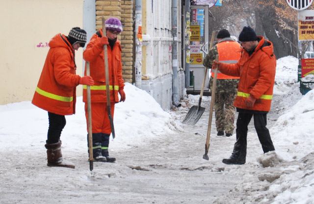 Робітники «УМБ-23» прибирають тротуар від льоду