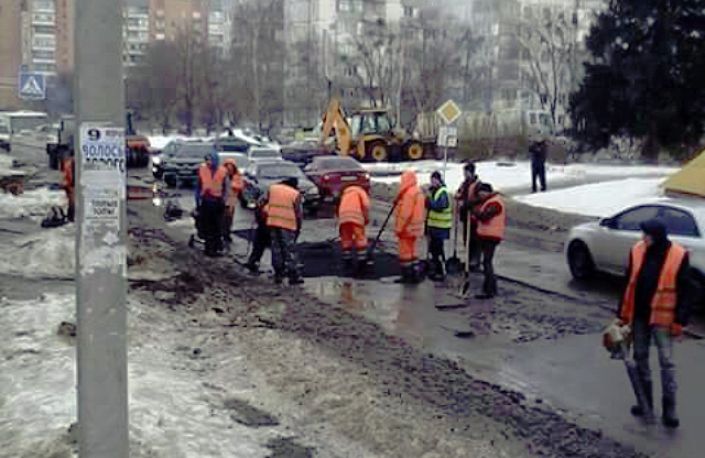 Роботи на перехресті вулиць Героїв АТО та Грушевського