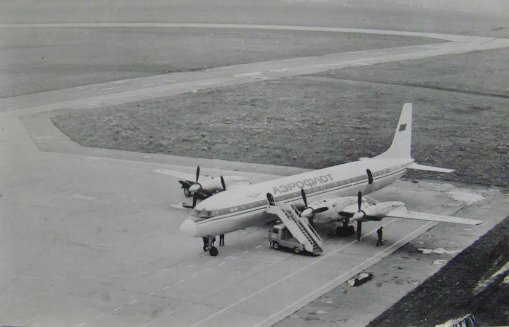 На пероні аеродрому Полтави Іл-18 — флагман «Аерофлоту» (1976 рік) | Фото з архіву М.В. Моргуна