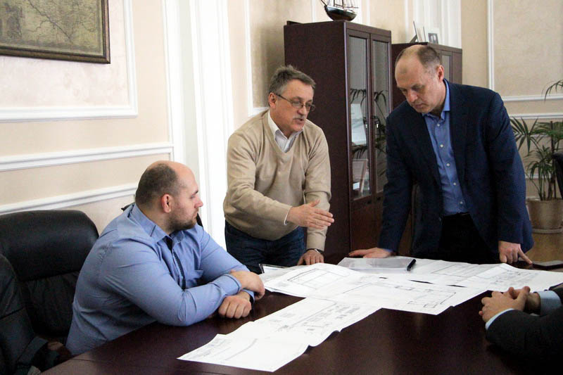 Начальник управління капітального будівництва Володимир Годня демонструє проектно-кошторисну документацію