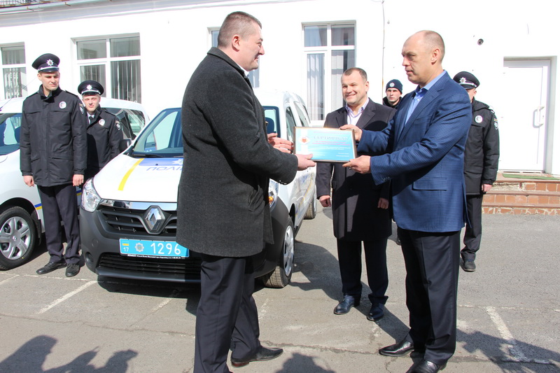 Міський голова Олександр Мамай вручає сертифікат на отримання паливно-мастильних матеріалів