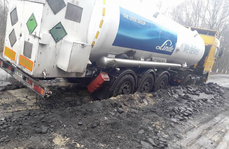 Вантажівка з азотом застрягла на розбитій дорозі біля села Тишки