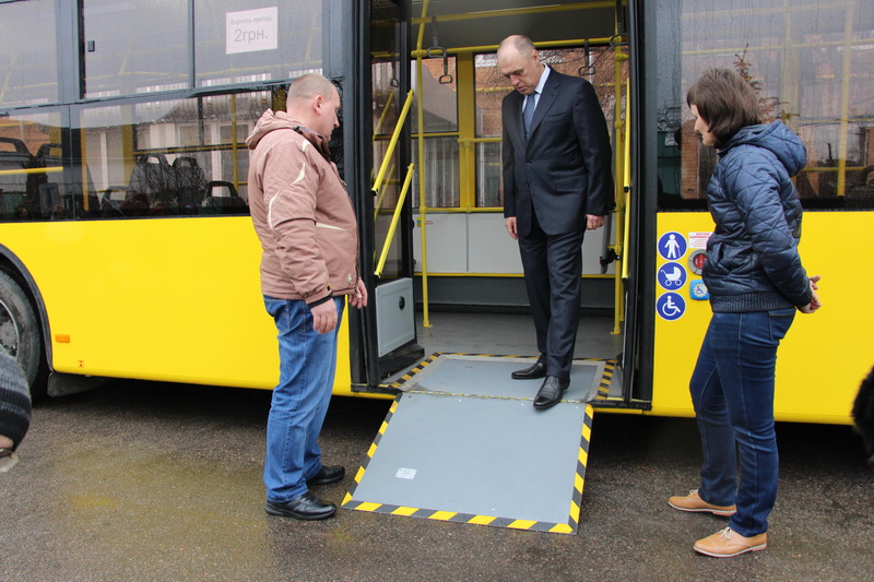 Міський голова Олександр Мамай оглядає новий тролейбус