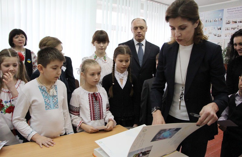 Марина Порошенко під час заповнення Книги Миру