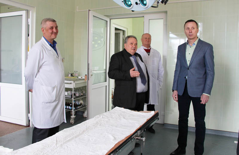 Депутат Полтавськох міської ради Андрій Матковський оглядає лікарню