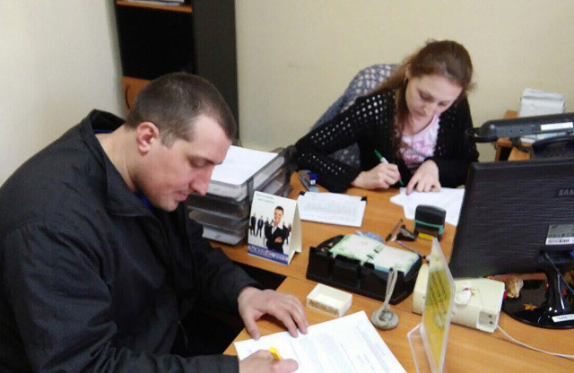 Юрій Синяк підписує звернення щодо проекту рішення ПМР
