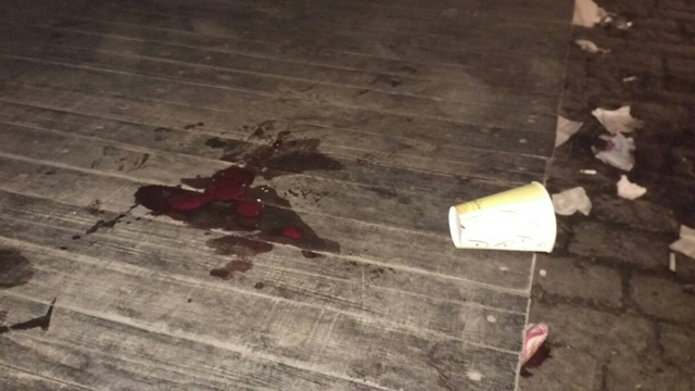 Кров на підлозі літнього майданчика кафе біля арки