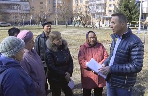 Андрій Матковський спілкується  із мешканцями будинку