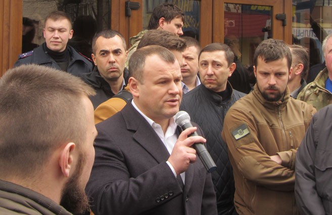 Олег Бех спілкується з протестувальниками 