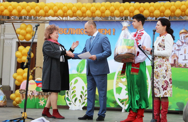 Міський голова вручає нагороду володарям Гран-прі НВК № 86