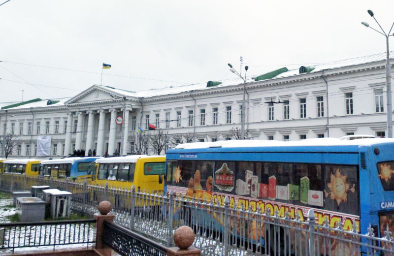 Автобуси учасників акції «3 гривні без корупції» біля Полтавської міськради