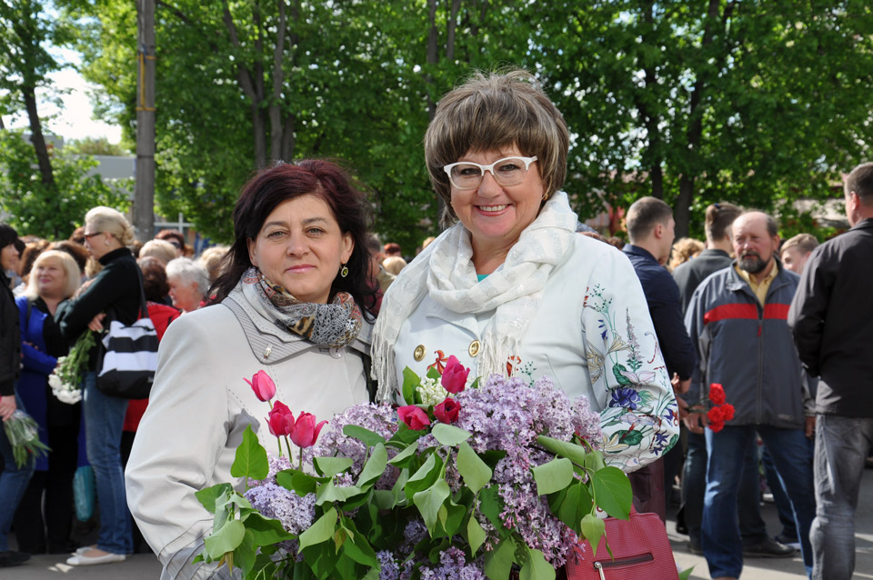На вулиці Європейській формується колона, яка буде йти до Меморіалу Солдатської Слави. Люди взяли із собою квіти, які покладуть до підніжжя меморіалу. 