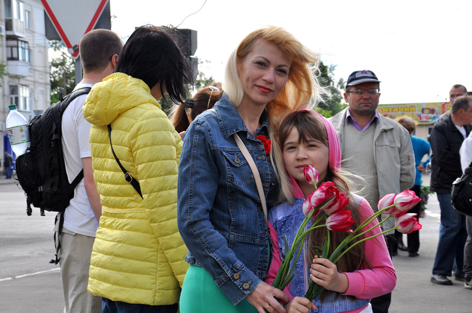День Перемоги у пострадянських країнах є сімейним святом. Батьки приходять на урочисте вшанування зі своїми дітьми. 