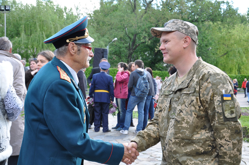 Солдат Української армії вітає солдата Радянської армії з перемогою. 