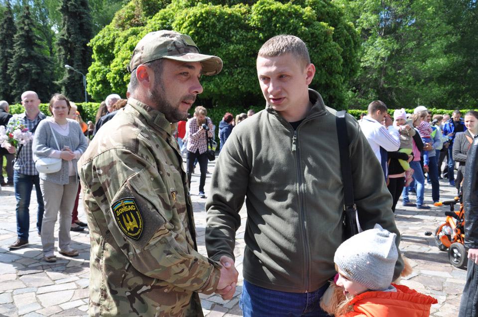 Батько розповідає донці, що її прадідусь так само воював на війні, як і цей дядько, боєць батальйону «Донбас». 