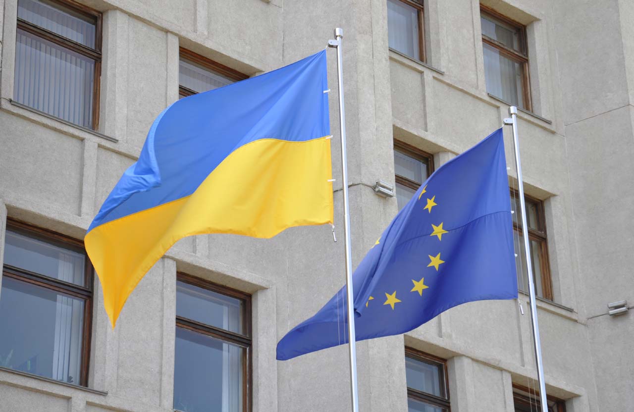 Прапори України та ЄС біля входу до Полтавської ОДА