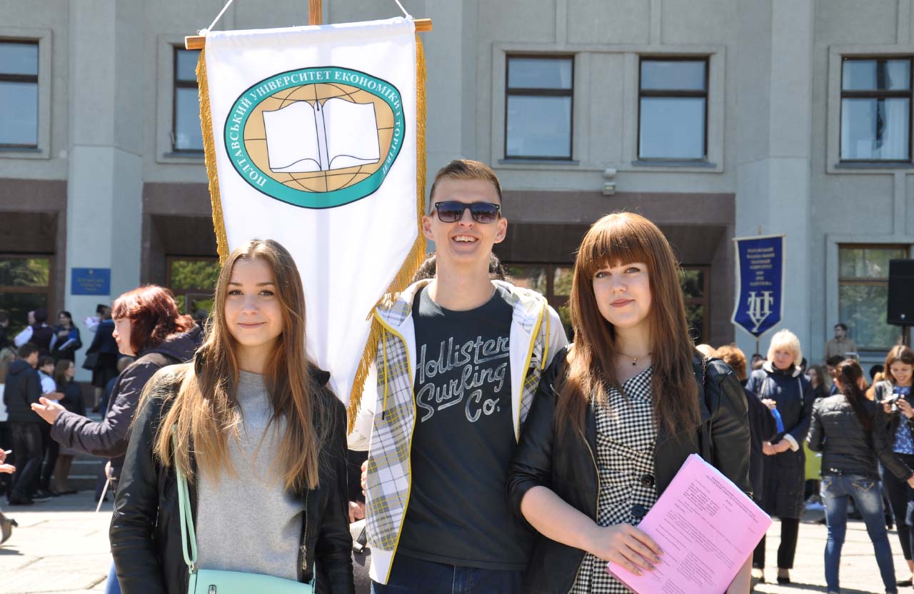 Студентка ПУЕТ Марина (праворуч)