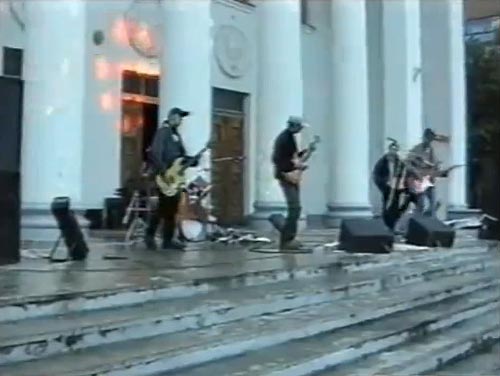 Втім, для гурту, який у 2003 році виступав на сходах біля ОЦЕВУМу — результат чудовий :)