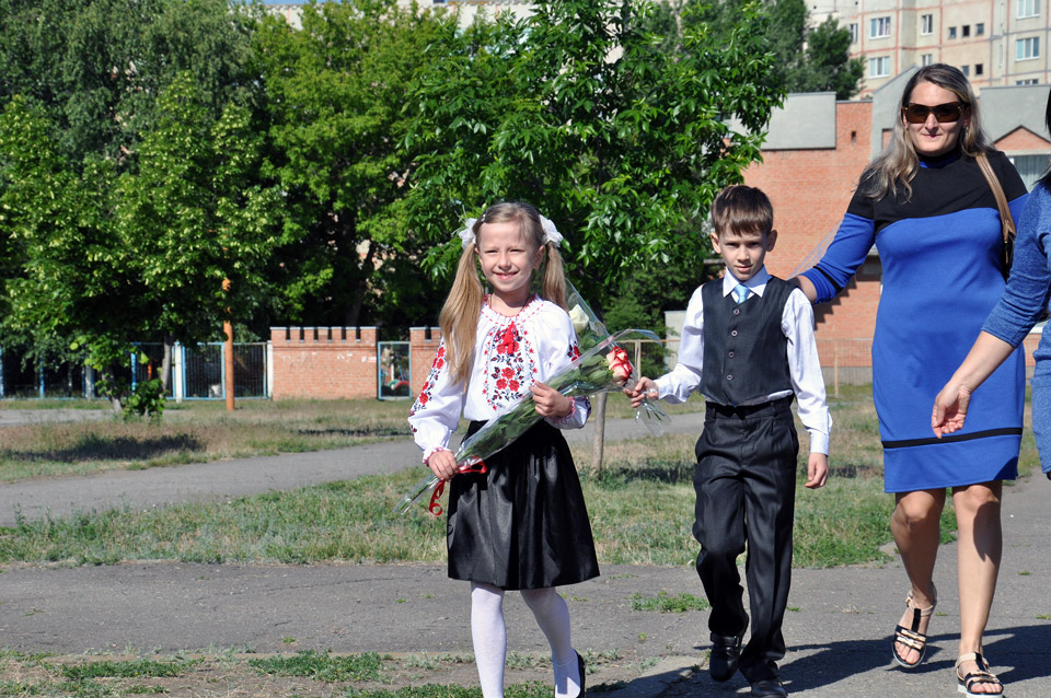 Школярі з квітами підходять до площі школи №37. Святкова лінійка там відкрилася о 9 ранку.  