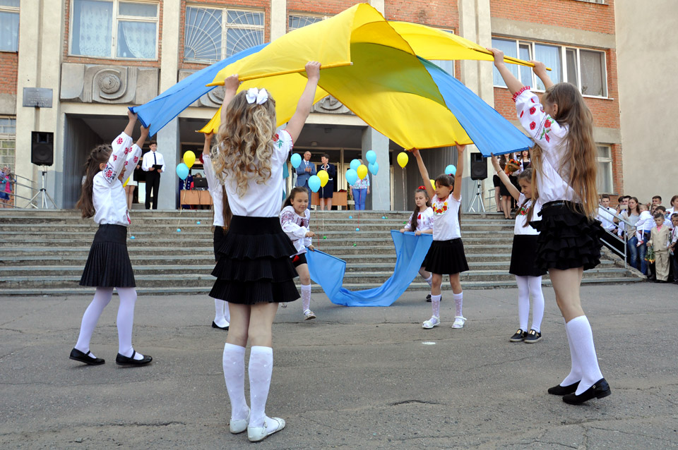 Дитячий танець з жовто-блакитним полотном перед урочистим виходом випускників. 