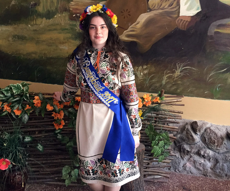 Українське народне вбрання підкреслює яскраву красу українських дівчат. 