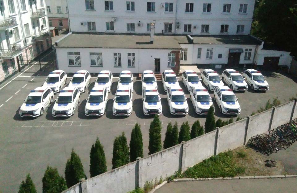 Нові Mitsubishi Outlander у дворі ГУНП у Полтавській області